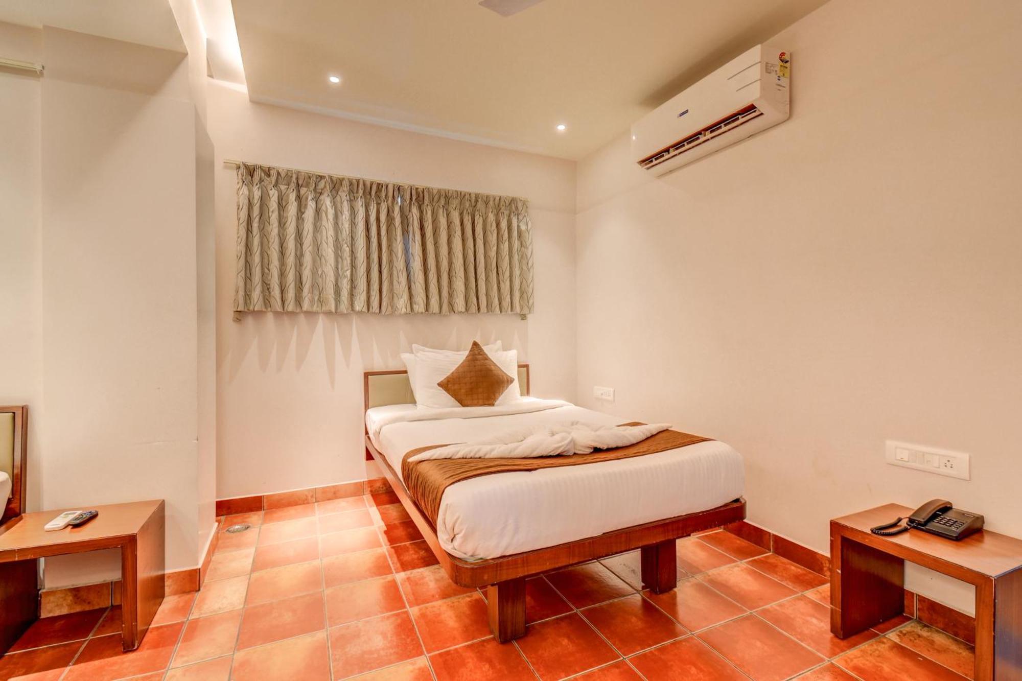 Hotel J N Stay Mysore - 12 Minutes To Mysore Palace Экстерьер фото